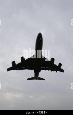 Airbus, Land Ansatz, Dunst, Reise durch die Luft, Flugzeuge, Landung, Reiseziel, Anreise, Aviation, air Traffic, Ansatz, Luftverkehr, Reisen, Tourismus, Flughafen, Flugzeug, Smog, Verkehr, A380, Beleuchtung, Stockfoto