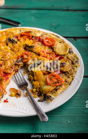 Kartoffel-Frittata mit Chorizo und Tomaten Stockfoto