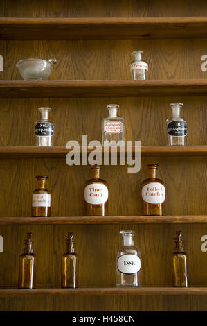 Apotheke, Regal, Glas, Flaschen, sortiert, Etiketten, Holz, Stockfoto