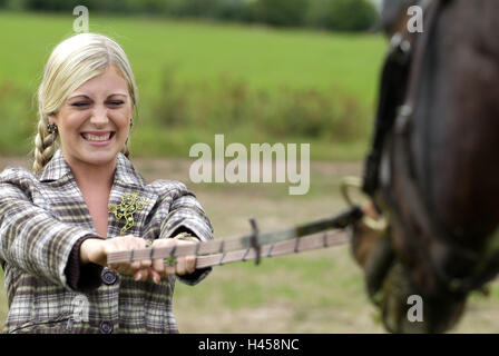 Frau, jung, Blond, Zöpfe, Pferd, Zügel, beschuldigt, hartnäckig, Detail, Stockfoto