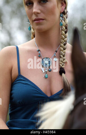 Frau, jung, Blond, Zöpfe, Schmuck, ernst, Reiten, Detail, Stockfoto