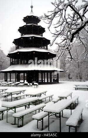 Deutschland, München, englischer Garten, chinesischer Turm, Biergarten, Winter, Bayern, Oberbayern, Schwabing, Landschaft Park, Landschaft Garten, Stadtpark, Naherholungsgebiet, Park, Gebäude, Pagode, Gastronomie, ungefärbt, Bäume, Laubbäume, Gartenarchitektur, Biertische, Bierbänken, Tischen, Bänken, tief verschneiten Sitz Gelegenheiten, keiner, menschenleer, Schnee, Winterlandschaft, öde, Saison, Stille, Einsamkeit, Farbstimmung Schwarzweiß, Stockfoto