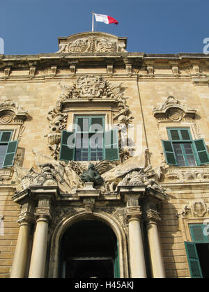 Malta, Valletta, Auberge de Castille et Leon, Detail, Insel, Stadt, Hauptstadt, Ziel, Ort von Interesse, UNESCO-Weltkulturerbe, Gebäude, Struktur, Architektur, Fassade, Fenster, Eingang, Säulen, Portal, außen, Palast, Flagge, Tourismus, Stockfoto