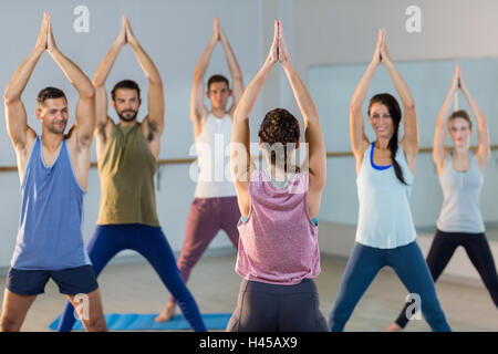 Kursleiter Yogakurs teilnehmen Stockfoto