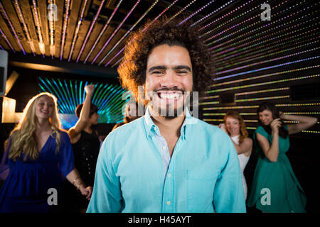 Lächelnder Mann stehend in Tanzfläche Stockfoto