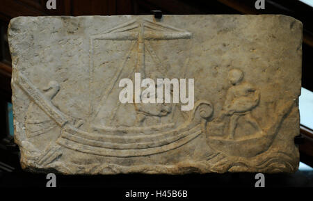 Römischen funerary Relief Darstellung zwei Männer sind Amphoren aus einem großen Segelschiff auf einem kleineren Schiff entladen. 2. Jahrhundert n. Chr. Wahrscheinlich von Ostia. Marmor. Museum des Mittelmeers und vorderasiatischen Altertümer. Stockholm. Schweden. Stockfoto