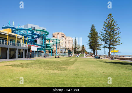 Ein Park in Glenelg, Adelaide. Süden Australiens beliebtesten seaside Entertainment Bereich. Stockfoto