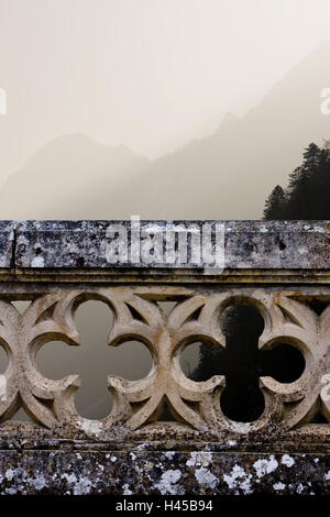 Stein Balustrade, Nebel Stimmung, Stockfoto