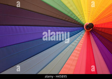 Hellen Schirm mit Regenbogen-Farben-Nahaufnahme Stockfoto