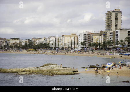 Meer, Strand, Lloret de Mar, Costa Brava, Katalonien, Spanien, Küste, Bucht, Stadt, Blick auf die Stadt, Hotels, Strand-Szene, Strand, Sandstrand, Person, Badegäste, Urlauber, Palmen, Meer, Promenade, Uferpromenade, Sommer, Tourismus, Reisen, Urlaub, Catalunya, Europa, Mittelmeer, bewölkter Himmel, Stockfoto