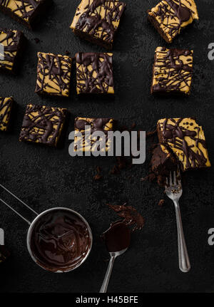 Dunkle Schokoladen-Brownies mit Zuckerguss Erdnussbutter Stockfoto