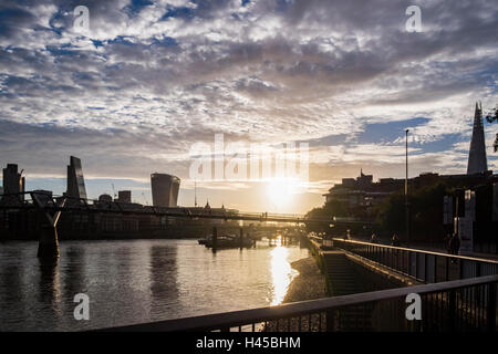 Herbst Sonnenaufgang über der Stadt von London, England, Vereinigtes Königreich Stockfoto