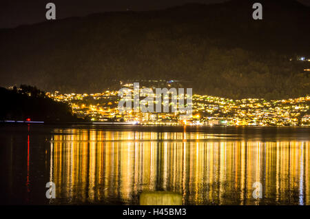 kleines Dorf in der Nähe von einem Fjord in Norwegen in der Nacht Stockfoto