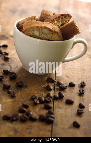 Tasse, Cantuccini, Kaffeebohnen, Stockfoto