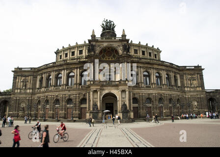 Deutschland, Sachsen, Dresden, Semperoper, Theaterplatz, Passanten, Stockfoto