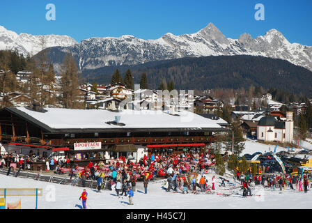 Österreich, Tirol, Meer Feld, Gschwandtkopf, Ski Alp, Tourist, winter, Nordtirol, Urlaubsort, Ort, Tourismus, Tourismus, Wintersportgebiet, Wintersport-Ort, Wintersport, Ski-Piste, Schnee, Skifahrer, Häuser, Restaurants, Seekirchl, Architektur, Person, Alpen, Gebirge, Stockfoto