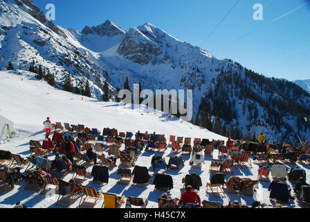 Österreich, Tirol, Meer Bereich, Pferd Berghütte, Sonnenterrasse, Liegestühle, Touristen, Nordtirol, Urlaubsort, Tourismus, Tourismus, Wintersport, Wintersport-Ort, Wintersportgebiet, Schnee, wolkenlosen, sonnigen, Menschen, Freizeit, Hobby, Pause, Ruhe, Ansicht, Alpen, Berge, Seilbahn, Härmelekopf, Stockfoto