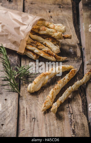 Sticks Blätterteig, garniert mit Gewürz, gebacken im Ofen, rustikale Foto Stockfoto