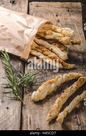 Sticks Blätterteig, garniert mit Gewürz, gebacken im Ofen, rustikale Foto Stockfoto