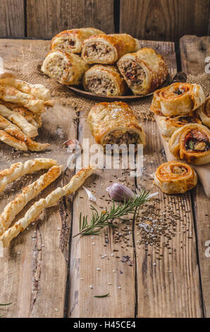 Sticks Blätterteig, garniert mit Gewürz, gebacken im Ofen, rustikale Foto Stockfoto
