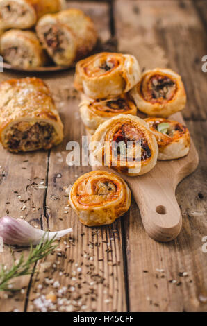 Sticks Blätterteig, garniert mit Gewürz, gebacken im Ofen, rustikale Foto Stockfoto