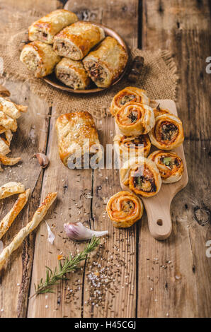 Sticks Blätterteig, garniert mit Gewürz, gebacken im Ofen, rustikale Foto Stockfoto