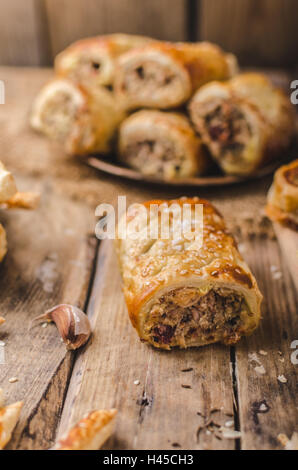 Sticks Blätterteig, garniert mit Gewürz, gebacken im Ofen, rustikale Foto Stockfoto