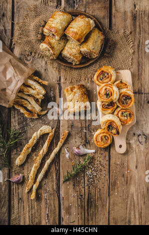 Sticks Blätterteig, garniert mit Gewürz, gebacken im Ofen, rustikale Foto Stockfoto