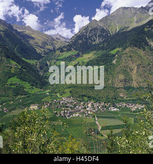 Italien, Südtirol, Vinschgau, Partschins, lokale Übersicht, Landschaft, Berge, Berge, Felder, Weinbau, Weinbaugebiet, Weinbaugebiet, Wasserfall, Himmel, Wolken, Felder, Ansicht, Stockfoto