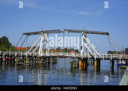 Deutschland, Mecklenburg-Vorpommern, Greifswald, Yacht-Hafen in Wieck mit Wiecker Zugbrücke, Stockfoto