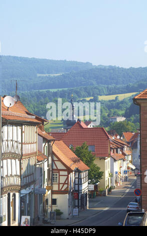 Deutschland, Hessen, Tann, Straße, Fachwerk Häuser, Stadt, Rhön, Häuser, Haus, Dächer, Dächer, Architektur, Fachwerk, historisch, Kirchturm, Kirche, Sonne, Bäume, Holz, Urlaubsziel, gehen, niemand, Stockfoto