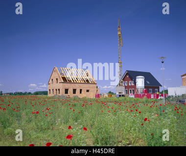 Deutschland, Bayern, der Bau von einem Haus, Einfamilienhäuser, Mohn Feld, Häuser, bauen, Grundmauern, Dachbalken, Dachstuhl, rote Ziegelsteine, Gerüste, Zement Silo, eigenen Zuhause, neue Gebäude, Immobilien, Haus, menschenleer, außen, Wohnhaus, Eigentum, Bau sparen, Baukran, Kran, Laterne, Gebäude, Umgebung, Landschaft, Shell, Himmel, Wiese, Blumen, Mohn, Wohnsiedlung, neues Baugebiet Stockfoto