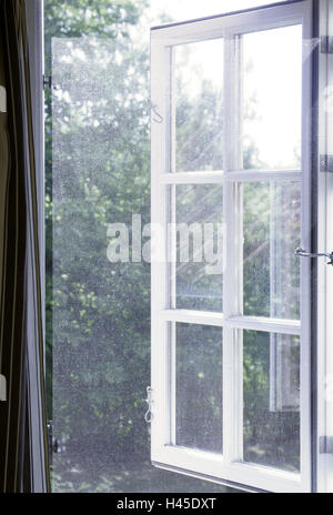 Fenster geöffnet, Sonnenschein, Landleben, Wohnung, Fachwerk, Fensterrahmen, weiß, Fly Screen, Insektenschutz, Vorhang, offen, Castleing Gerät, Blick, Garten, Freude am Leben, Bäume, Blätter, grün, Stockfoto