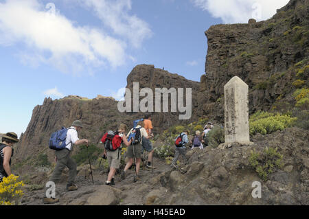 Model Release Las Nieves, Reisegruppe, Wegweiser, keine Spanien, Kanarische Inseln, Insel Korn Canaria, Cumbre Gebirge, Pico de Stockfoto