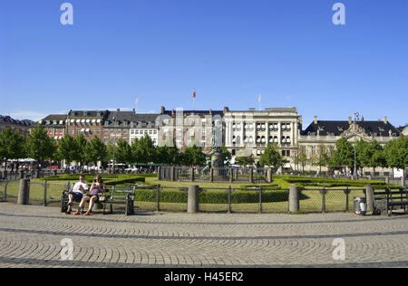 Dänemark, Kopenhagen, Kongens Nytorv, Terrasse, Wiese, Reiterstandbild, Parkbank, Tourist, kein Model-Release, Stadt, Hauptstadt, Ziel, Ort von Interesse, Häuser, Gebäude, Strukturen, Architektur, Denkmal, Statue, Sättel, Menschen, draußen, Sommer, Sonne, Himmel, blau, Stockfoto