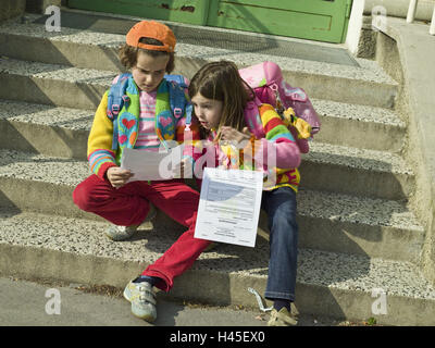 Mädchen, Bericht, vergleichen, model Release, zwei, Kinder, Schwestern, Geschwister, Schultasche, Tasche Schultasche, Treppen, Sit, lernen, Schule, Urlaub, Untersuchung, Bewertung, kritisch, neugierig, wundert sich, leider, Klassenkameraden, Schulfreunde, Stockfoto