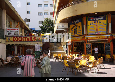 Spanien, Costa Brava, Lloret de Mar, Straßencafé, Tourist, keine Property-Release, kein Model-Release, Reiseziel, Stadt, Tourismus, Stadtzentrum, Architektur, Gebäude, Person, Urlauber, außen, Senioren, Cafés, Bars, Cocktailbars, bars, Gastronomie, Stockfoto