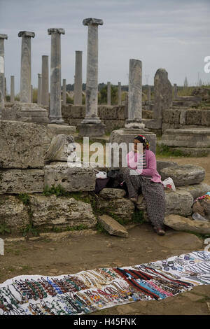 Türkei, Provinz Antalya, Perge, Ruine Standort, Souvenir Shop Assistentin, kein Model-Release, Website, Ruinen, antike, ruinieren Bereich, Kolonnadenstrasse, Säulen, Steinen, Steinsäulen, Verkäuferin, Frau, einheimischen, verkaufen, Souvenirs, Halsketten, Perlenketten, hell, Tourismus, Stockfoto