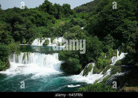 Kroatien, Dalmatien, Sibenik-Knin, Nationalpark Krka Wasserfällen, Skradinski backen, Europa, Balkan-Halbinsel, Nationalpark, Fluss, Krka, Natur, Wasser, Wasserfall, frische, Reinheit, klar, fließend, Steinen, Felsen, Pflanzen, Vegetation, grün, Umwelt, unverletzt, Reisen, Urlaub, Sehenswürdigkeit, Stockfoto