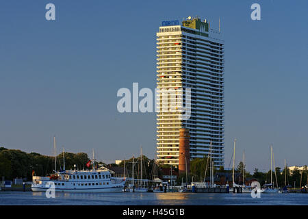 Deutschland, Schleswig - Holstein, Travemünde, Maritim Hotel, Hafeneinfahrt, Stockfoto