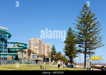 Ein Park in Glenelg, Adelaide. Süden Australiens beliebtesten seaside Entertainment Bereich. Stockfoto