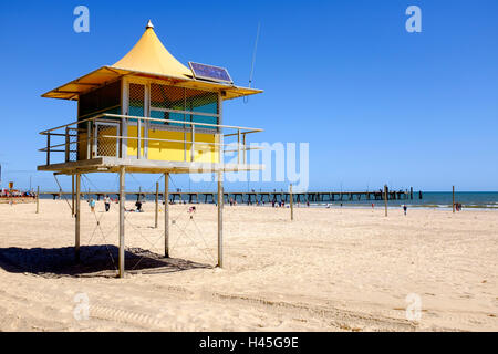 Ein Bademeister Turm in Glenelg, dem beliebtesten Strand in South Australia und Seaside Entertainment Bereich. Stockfoto