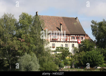 Schweiz, Fachwerkhaus, Nationalflagge, Rheinufer, Haus, Architektur, Fachwerk, Fachwerk-Architektur, Wohnhaus, Bäume, draußen, menschenleer, Flagge, Flagge, Stockfoto