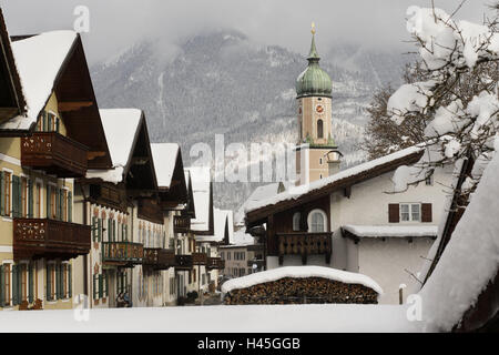 Deutschland, Bayern, Garmisch-Partenkirchen, Blick auf die Stadt, Terrasse, Kirchturm, Winter, Oberbayern, Werdenfelser, platzieren, Garmisch, Bezirk, Kirche, Pfarrei Kirche, Häuser, Fassaden, alt, historisch, Hausfassaden, Jahreszeiten, Urlaub, Resort, Resort, Berg, Taumelns, Wolken, Cloudies, Schnee, lokale Ansicht Stockfoto