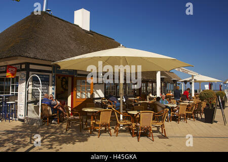 Deutschland, Schleswig - Holstein, Scharbeutz, Restaurant, Strohdach, Gäste, direkt am Meer, Stockfoto