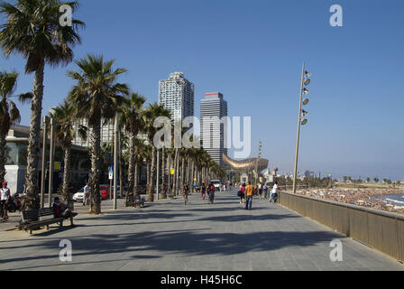 Spanien, Katalonien, Barcelona, La Barceloneta, Passeig Maritim, Passanten, Meer, Stockfoto