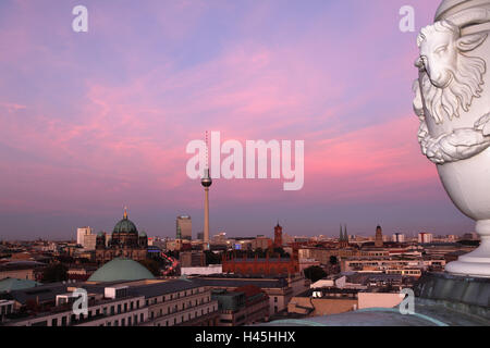 Berlin, Stadtbild, Fernsehturm, Blick vom französischen Dom, Dämmerung, Stockfoto