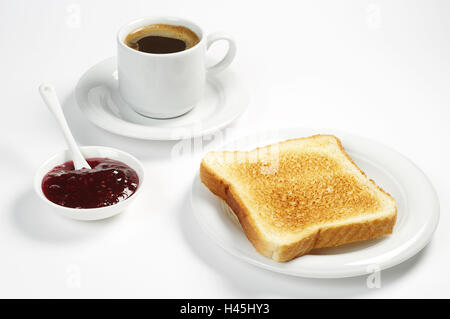 Gerösteten Toast-Brot mit Marmelade und Kaffee Tasse auf weißem Hintergrund Stockfoto