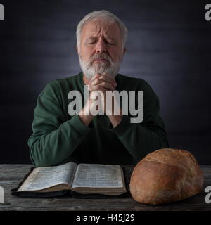 Dankbarkeit und Danksagung Gebet für das Brot des Lebens und das tägliche Brot. Mat. 4.4 Es steht geschrieben: Der Mensch lebt nicht vom Brot Stockfoto