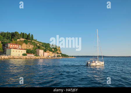 Segelboot auf dem Adriatischen Meer in der Nähe von Piran in Slowenien Stockfoto